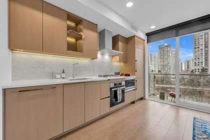 Photo 6 at 704 - 89 Nelson Street, Yaletown, Vancouver West