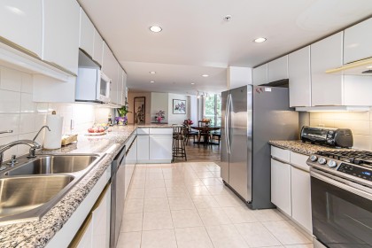 Photo 11 at 212 - 688 Fairchild Road, Oakridge VW, Vancouver West