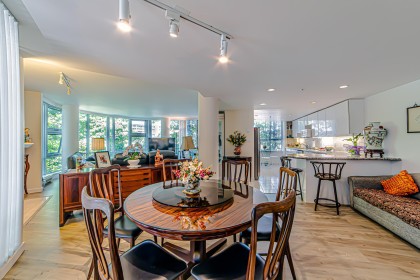 Photo 8 at 212 - 688 Fairchild Road, Oakridge VW, Vancouver West