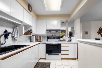 Photo 7 at 301 - 106 W Kings Road, Upper Lonsdale, North Vancouver