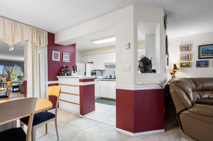 Photo 5 at 301 - 106 W Kings Road, Upper Lonsdale, North Vancouver