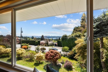 Photo 4 at 1895 Rosebery Avenue, Queens, West Vancouver