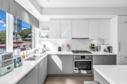 Photo 10 at 7623 Yukon Street, Marpole, Vancouver West