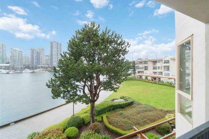 Photo 3 at 311 - 1859 Spyglass Place, False Creek, Vancouver West