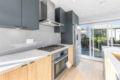 Photo 3 at 1007 W 58th Avenue, South Granville, Vancouver West
