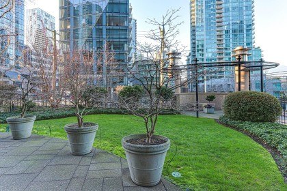 Photo 23 at 702 - 588 Broughton Street, Coal Harbour, Vancouver West