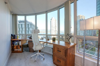 Photo 7 at 702 - 588 Broughton Street, Coal Harbour, Vancouver West