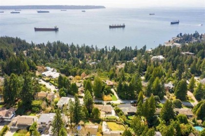 Photo 7 at 3895 Southridge Avenue, Bayridge, West Vancouver