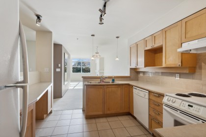 Photo 4 at 303 - 3580 W 41st Avenue, Southlands, Vancouver West