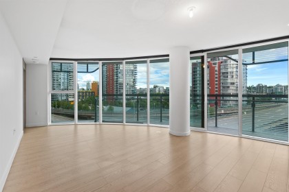 Photo 2 at 684 - 87 Nelson Street, Yaletown, Vancouver West