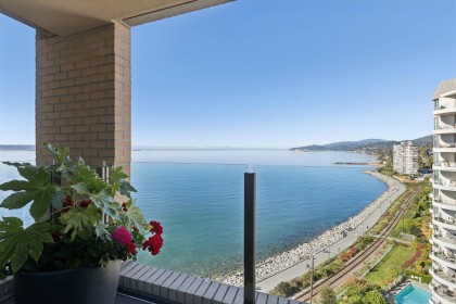 Photo 1 at 9 - 2250 Bellevue Avenue, Dundarave, West Vancouver