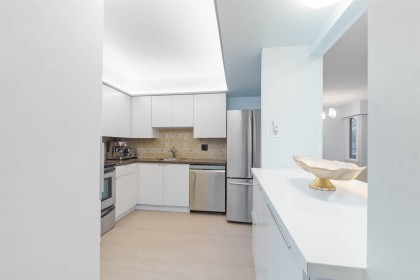 Photo 12 at 206 - 1340 Duchess Avenue, Ambleside, West Vancouver