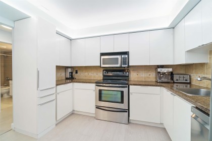 Photo 10 at 206 - 1340 Duchess Avenue, Ambleside, West Vancouver