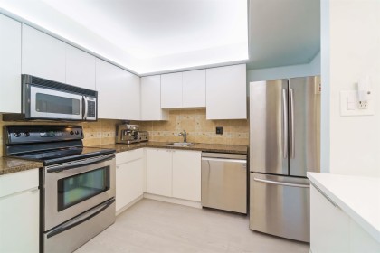 Photo 11 at 206 - 1340 Duchess Avenue, Ambleside, West Vancouver