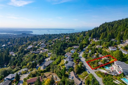 Photo 7 at 560 Craigmohr Drive, Glenmore, West Vancouver