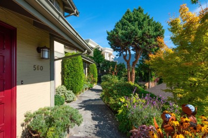 Photo 3 at 560 Craigmohr Drive, Glenmore, West Vancouver