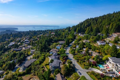 Photo 38 at 560 Craigmohr Drive, Glenmore, West Vancouver