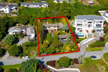 Photo 33 at 560 Craigmohr Drive, Glenmore, West Vancouver