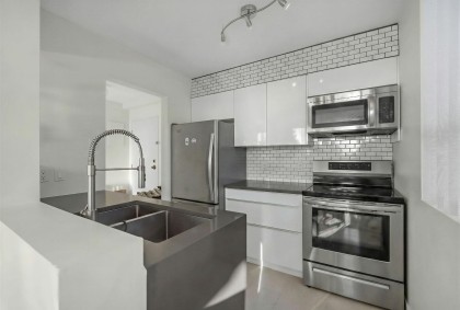 Photo 3 at 502 - 1737 Duchess Avenue, Ambleside, West Vancouver