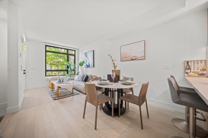 Photo 2 at 6352 Oak Street, Oakridge VW, Vancouver West