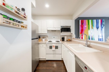 Photo 7 at 203 - 2140 W 12th Avenue, Kitsilano, Vancouver West