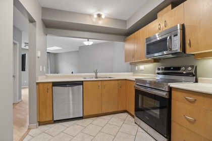 Photo 5 at 103 - 108 W Esplanade, Lower Lonsdale, North Vancouver