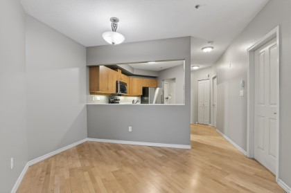 Photo 8 at 103 - 108 W Esplanade, Lower Lonsdale, North Vancouver