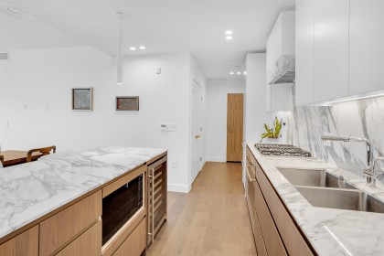 Photo 4 at 307 - 3668 W 10th Avenue, Kitsilano, Vancouver West