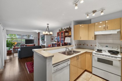 Photo 7 at 106 - 2983 W 4th Avenue, Kitsilano, Vancouver West