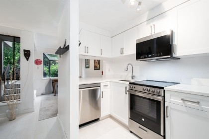 Photo 10 at 118 - 1363 Clyde Avenue, Ambleside, West Vancouver