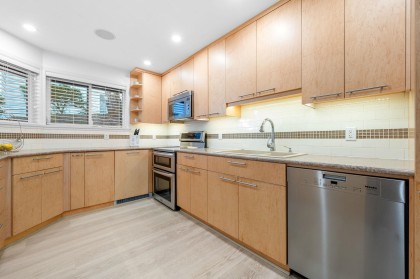 Photo 17 at 101 - 2408 Haywood Avenue, Dundarave, West Vancouver