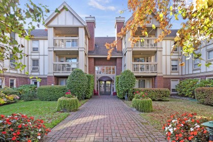 Photo 1 at 205 - 843 22nd Street, Dundarave, West Vancouver