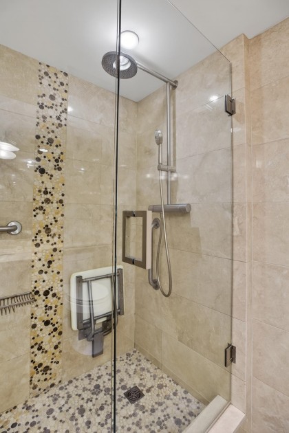 Photo 27 at 203 - 2090 Argyle Avenue, Dundarave, West Vancouver