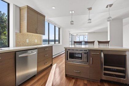 Photo 17 at 203 - 2090 Argyle Avenue, Dundarave, West Vancouver