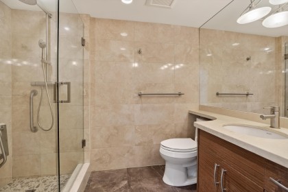 Photo 26 at 203 - 2090 Argyle Avenue, Dundarave, West Vancouver