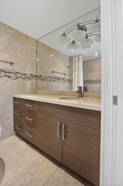 Photo 34 at 203 - 2090 Argyle Avenue, Dundarave, West Vancouver