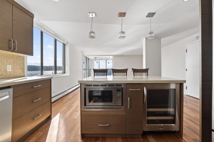 Photo 18 at 203 - 2090 Argyle Avenue, Dundarave, West Vancouver