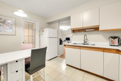 Photo 8 at 819 W 70th Avenue, Marpole, Vancouver West