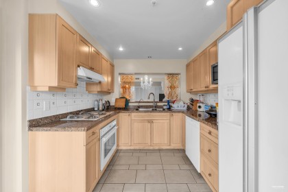 Photo 12 at 412 - 618 W 45th Avenue, Oakridge VW, Vancouver West