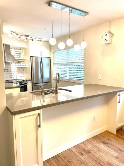 Photo 12 at 102 - 3008 Willow Street, Fairview VW, Vancouver West