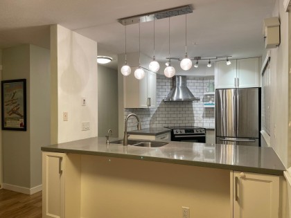 Photo 7 at 102 - 3008 Willow Street, Fairview VW, Vancouver West