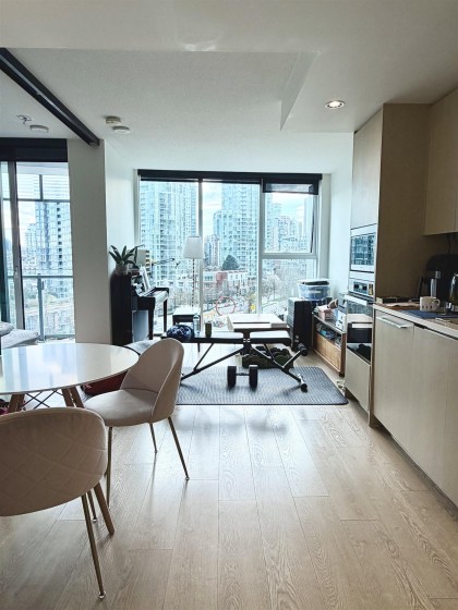 Photo 7 at 886 - 87 Nelson Street, Yaletown, Vancouver West