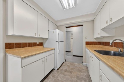 Photo 17 at 403 - 1340 Duchess Avenue, Ambleside, West Vancouver