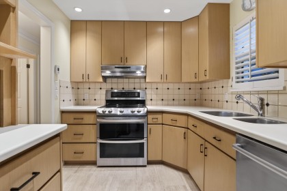 Photo 3 at 4 - 3301 W 16th Avenue, Kitsilano, Vancouver West