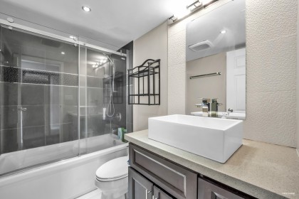 Photo 20 at 905 - 555 13th Street, Ambleside, West Vancouver