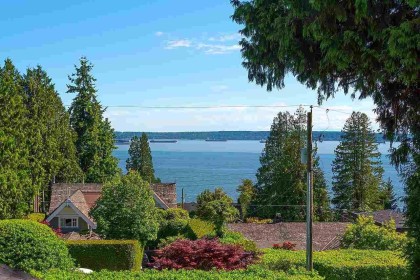 Photo 2 at 2623 Lawson Avenue, Dundarave, West Vancouver