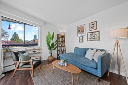 Photo 2 at 305 - 2330 Maple Street, Kitsilano, Vancouver West