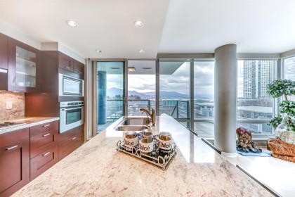 Photo 10 at 402 - 590 Nicola Street, Coal Harbour, Vancouver West