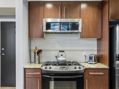 Photo 7 at 101 - 550 Pacific Street, Yaletown, Vancouver West