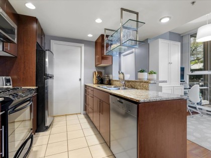 Photo 5 at 101 - 550 Pacific Street, Yaletown, Vancouver West